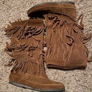 Minnetonka girls fringe boots 5